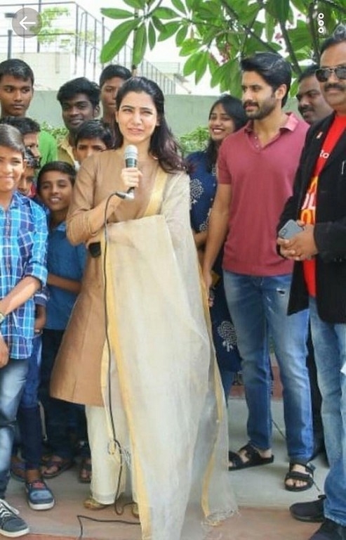 Samantha And Naga Chaitanya At Valmiki Foundation - 2 / 4 photos