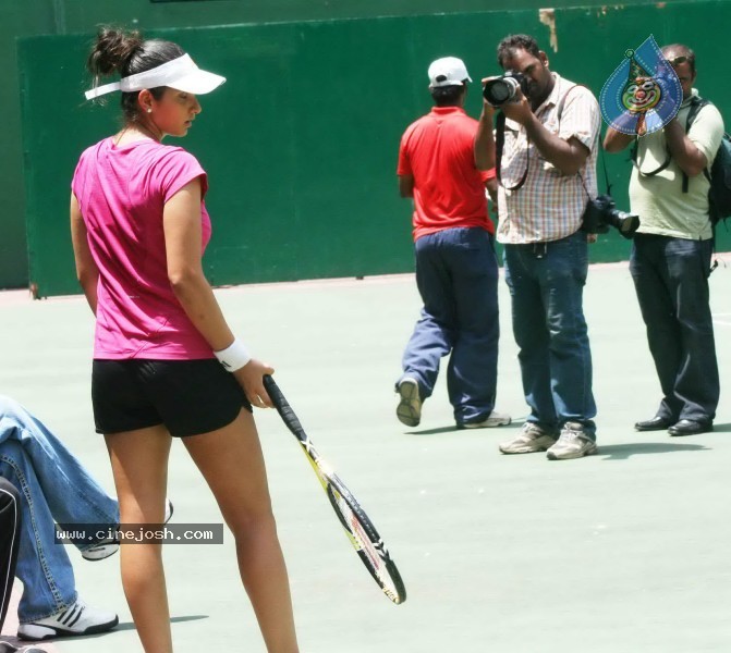 Sania Mirza n Shoaib Malik at LB Stadium - 1 / 15 photos