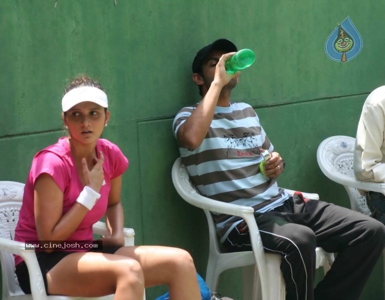 Sania Mirza n Shoaib Malik at LB Stadium - 4 / 15 photos