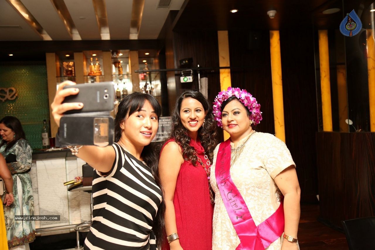 Sashi Nahata 25th Wedding Anniversary - 79 / 128 photos