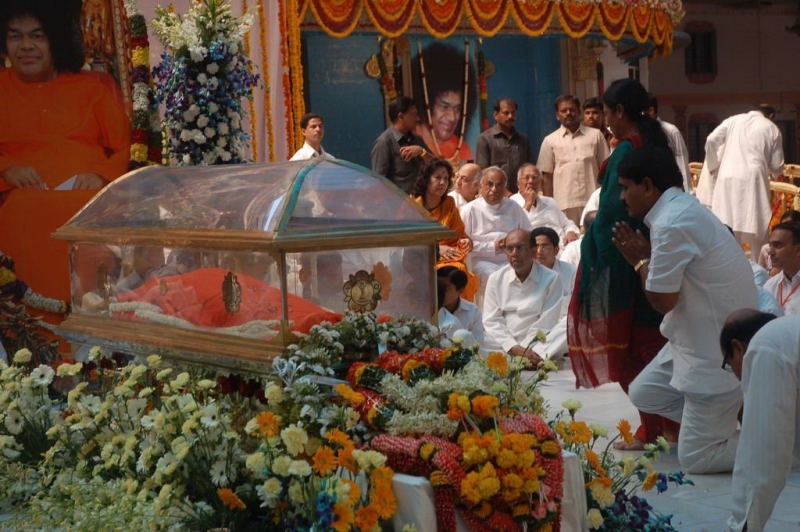 Sathya Sai Baba Condolences Photos - 44 / 109 photos