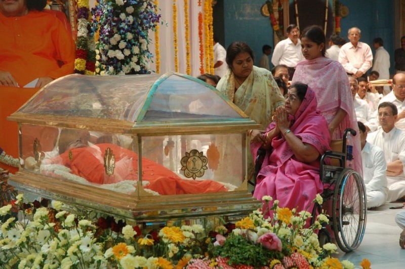 Sathya Sai Baba Condolences Photos - 49 / 109 photos
