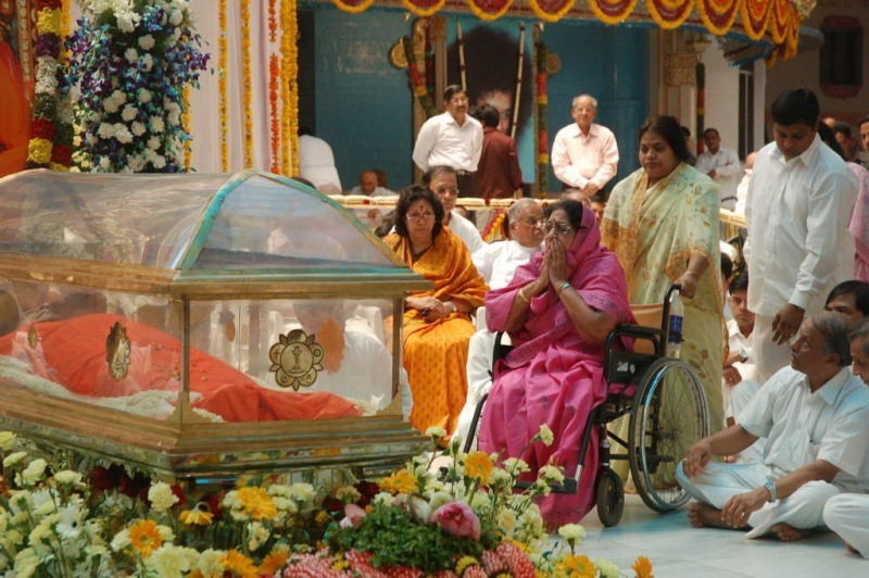 Sathya Sai Baba Condolences Photos - 57 / 109 photos