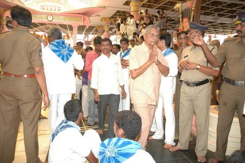 Sathya Sai Baba Condolences Photos - 74 / 109 photos