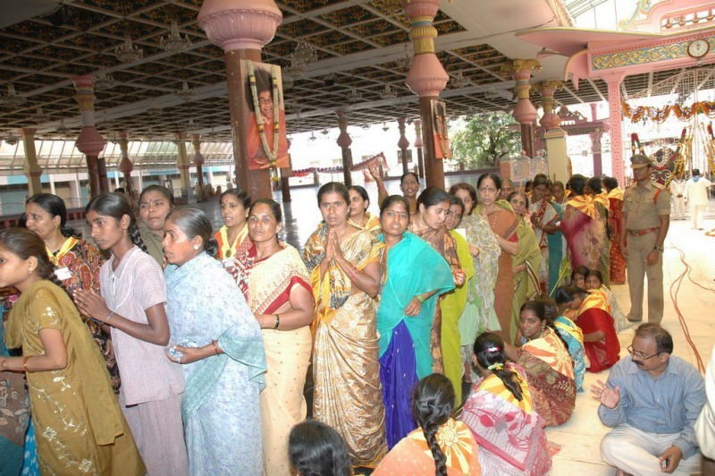 Sathya Sai Baba Condolences Photos - 96 / 109 photos