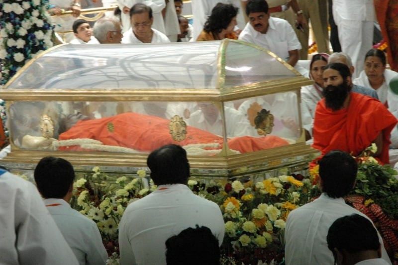Sathya Sai Baba Condolences Photos - 99 / 109 photos