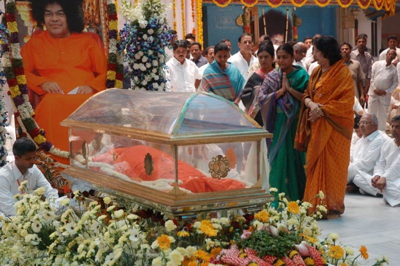 Sathya Sai Baba Condolences Photos - 100 / 109 photos
