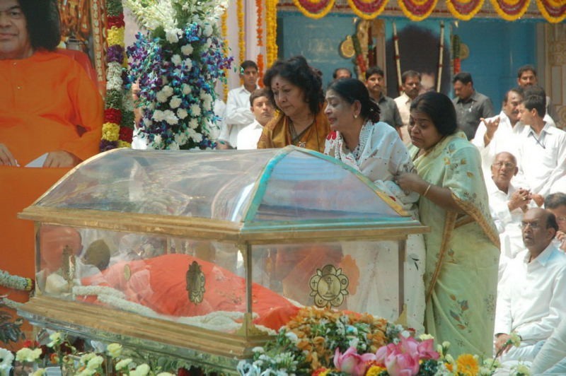 Sathya Sai Baba Condolences Photos - 102 / 109 photos