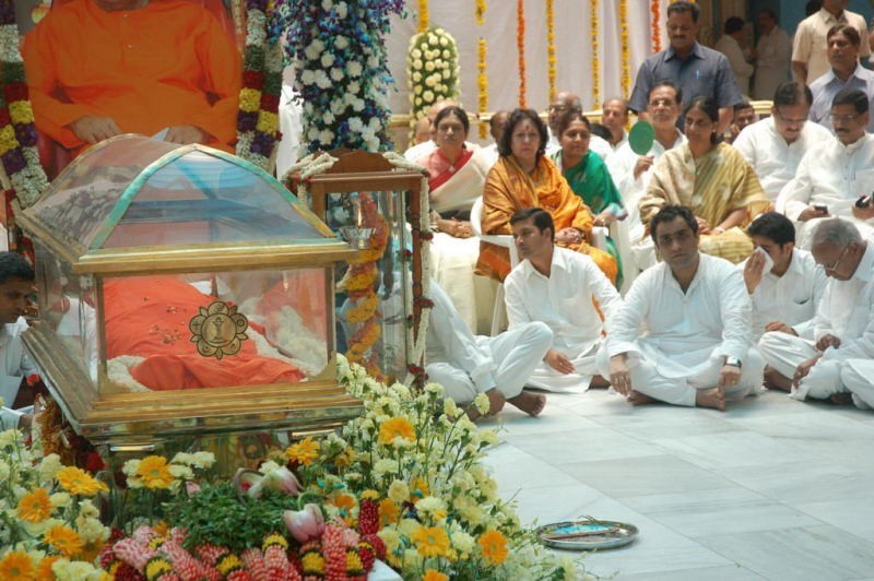 Sathya Sai Baba Condolences Photos - 103 / 109 photos