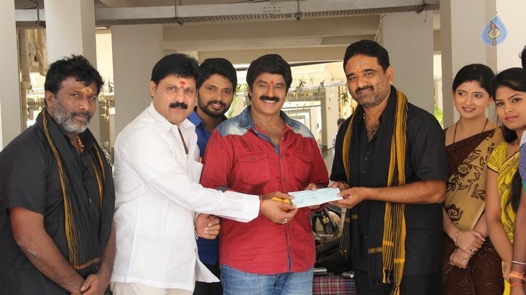 Savithri Serial Unit Meets Balakrishna - 2 / 4 photos