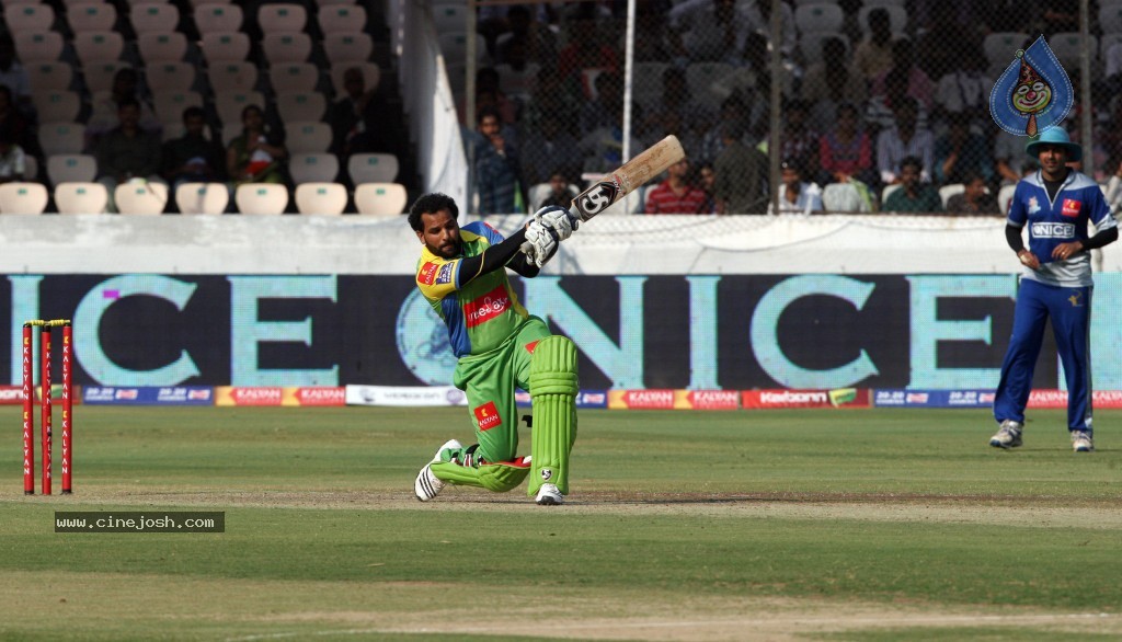 Semi Final 1 Kerala Strikers vs Karnataka Bulldozers Match - 10 / 71 photos