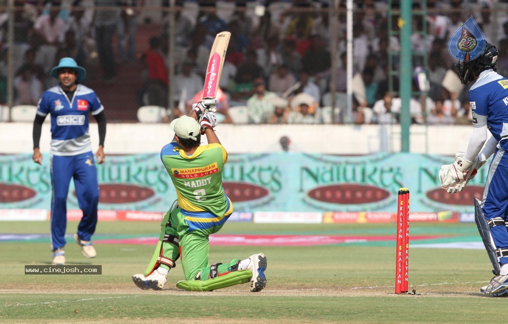 Semi Final 1 Kerala Strikers vs Karnataka Bulldozers Match - 30 / 71 photos