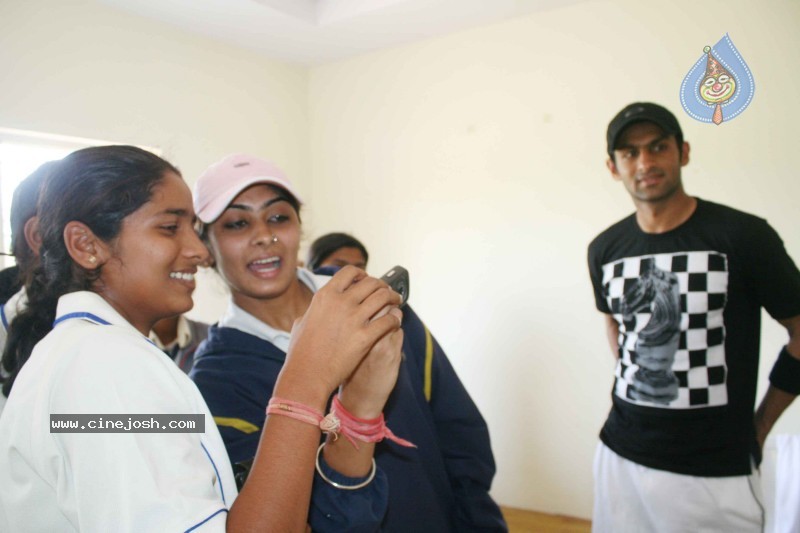 Shoaib Malik Practicing Cricket with Hyderabad Players - 3 / 14 photos