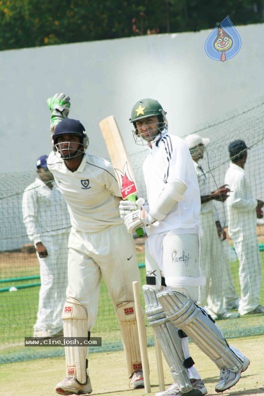 Shoaib Malik Practicing Cricket with Hyderabad Players - 5 / 14 photos