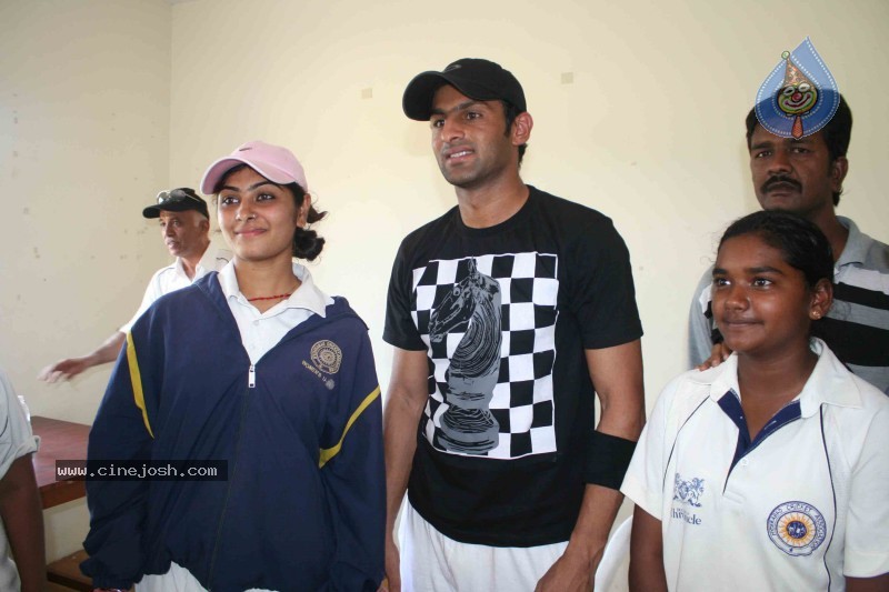 Shoaib Malik Practicing Cricket with Hyderabad Players - 6 / 14 photos