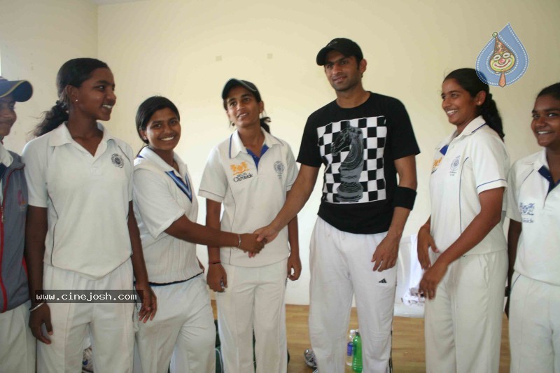 Shoaib Malik Practicing Cricket with Hyderabad Players - 9 / 14 photos