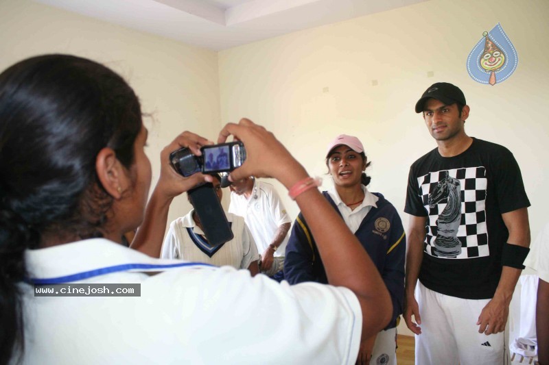 Shoaib Malik Practicing Cricket with Hyderabad Players - 10 / 14 photos