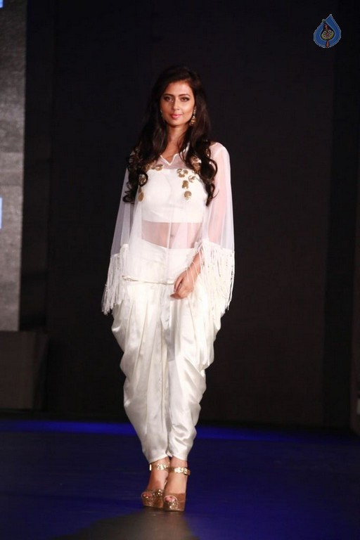 Sidney Sladen 2015 Breakaway Fashion Show - 63 / 73 photos