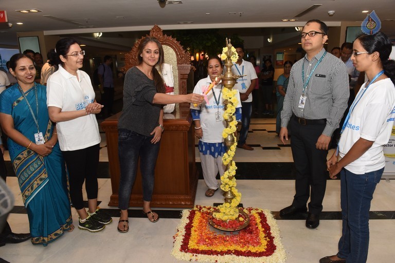 Simran at World Obesity Day Event - 8 / 21 photos