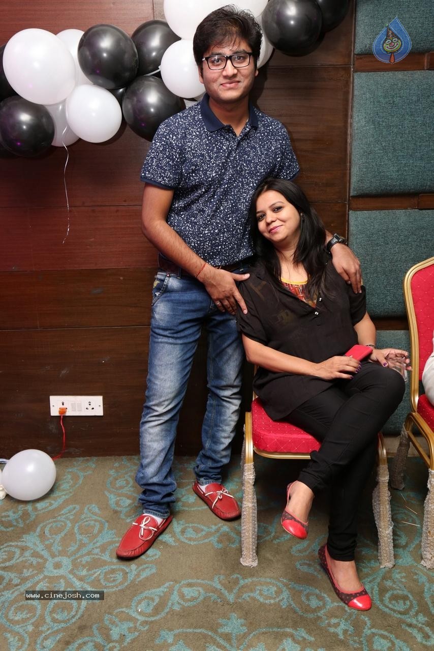 Sonu Jain Birthday Party - 40 / 107 photos