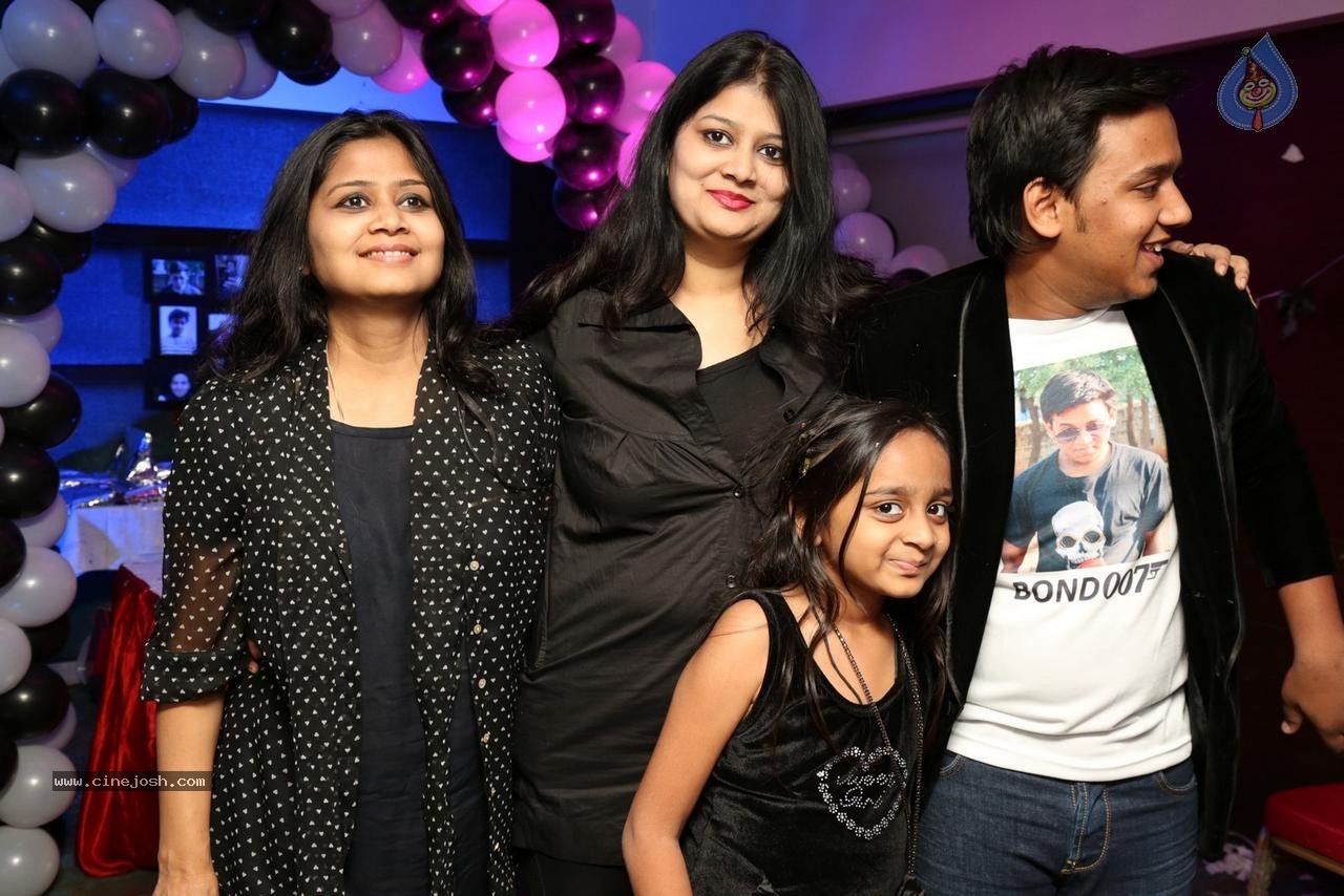 Sonu Jain Birthday Party - 70 / 107 photos