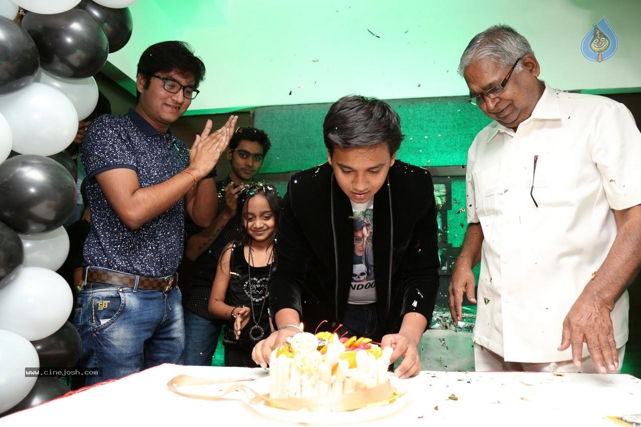 Sonu Jain Birthday Party - 78 / 107 photos