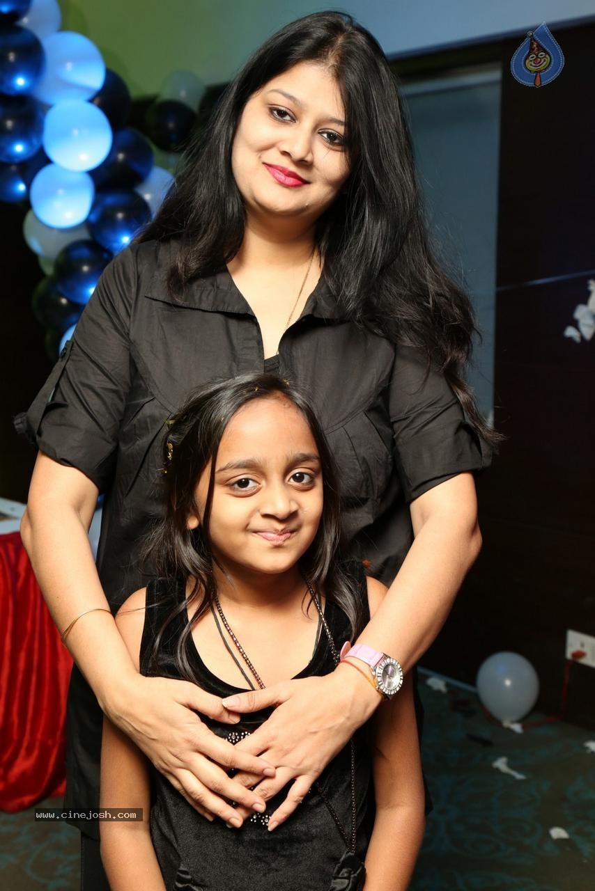 Sonu Jain Birthday Party - 82 / 107 photos