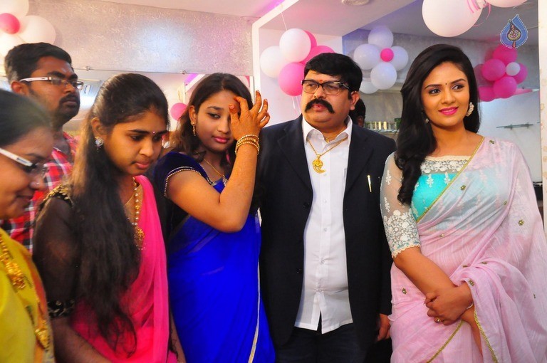 Sreemukhi Launches Manvis Saloon - 8 / 42 photos