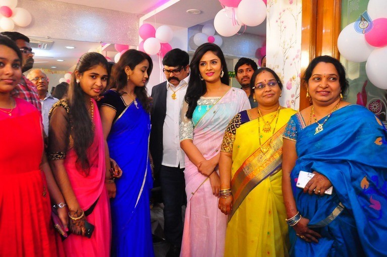 Sreemukhi Launches Manvis Saloon - 13 / 42 photos