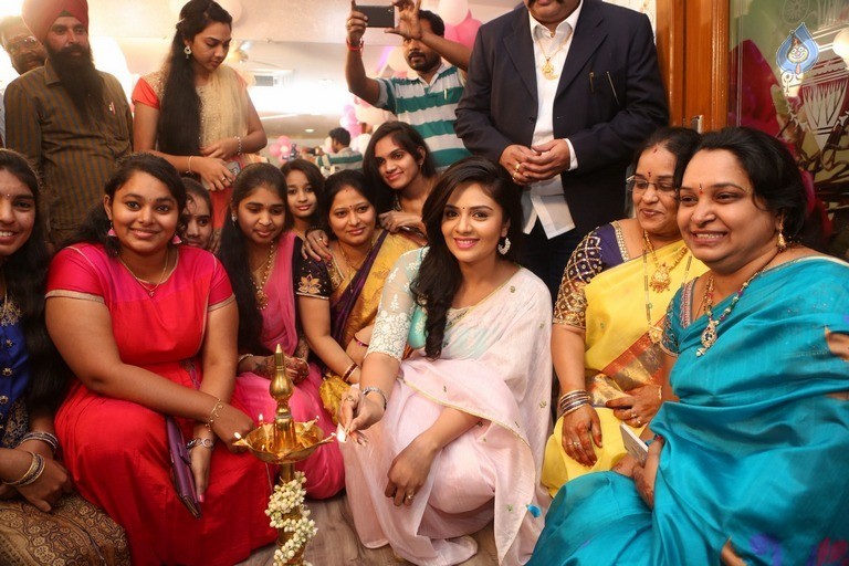 Sreemukhi Launches Manvis Saloon - 18 / 42 photos