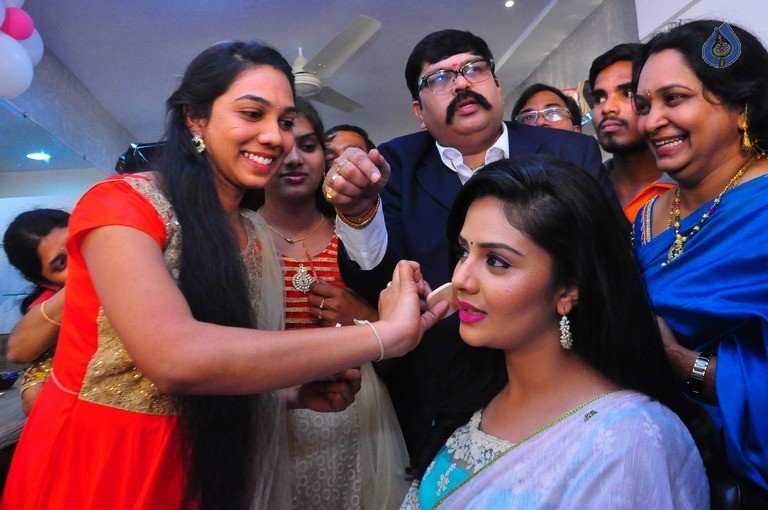 Sreemukhi Launches Manvis Saloon - 28 / 42 photos