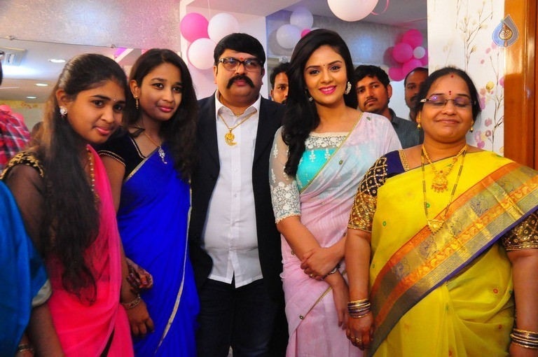 Sreemukhi Launches Manvis Saloon - 30 / 42 photos