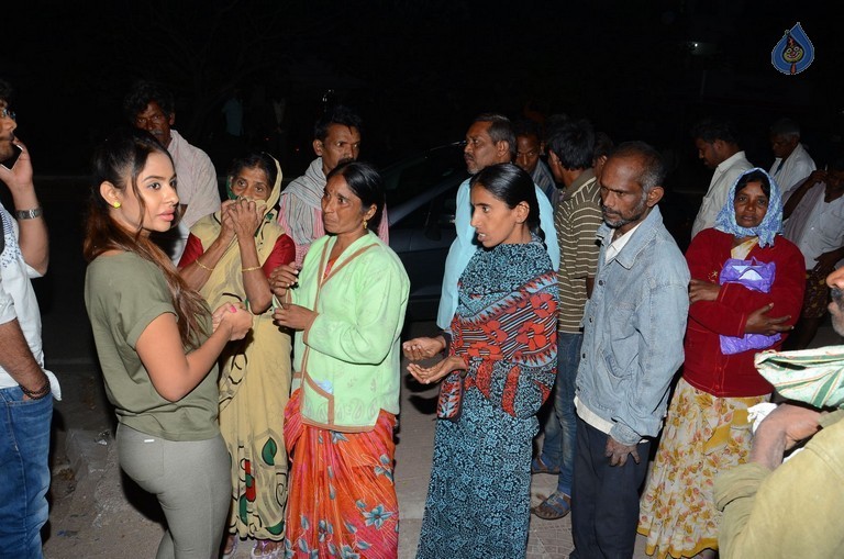 Sri Reddy Distributes Blankets for Orphans - 26 / 40 photos