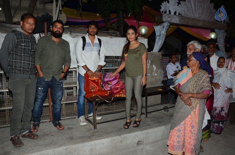 Sri Reddy Distributes Blankets for Orphans - 29 / 40 photos