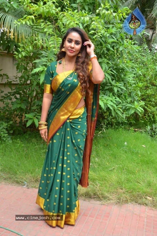 Sri Reddy Press Meet At Chennai Press Club - 5 / 21 photos