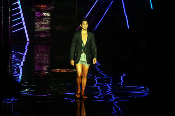 SRK Ranbir Imran walk the ramp at HDIL Couture Week  - 13 / 20 photos