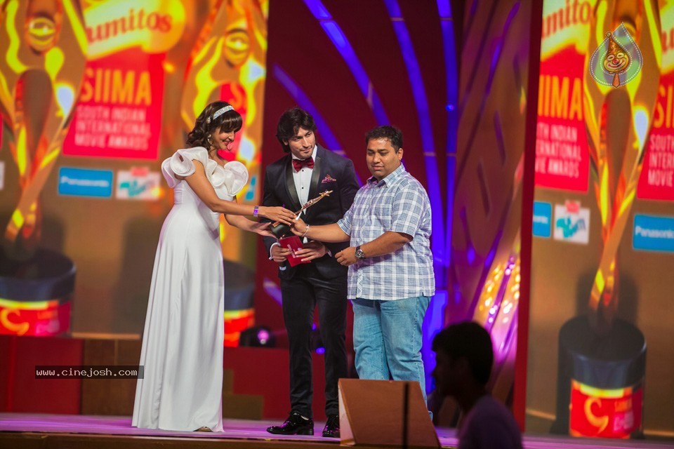 Stars at SIIMA 2013 Awards 02 - 10 / 204 photos