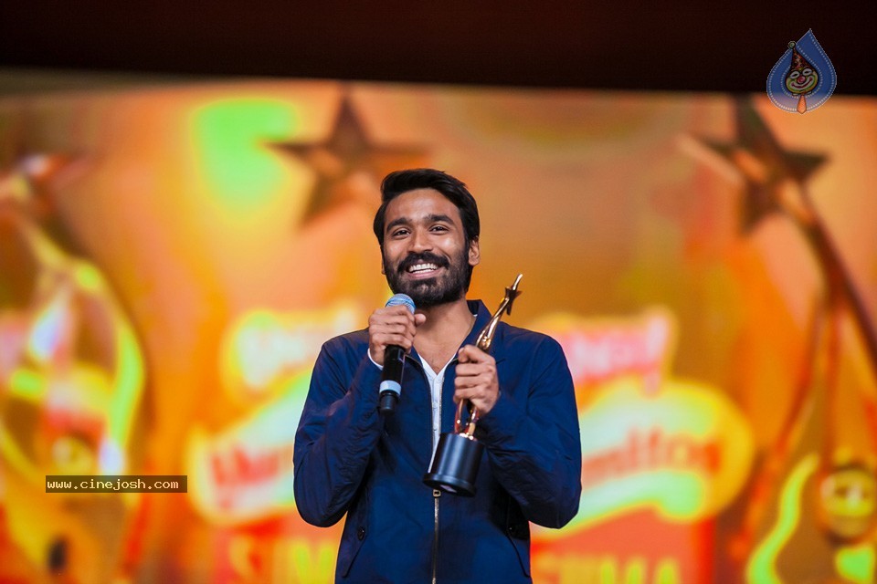 Stars at SIIMA 2013 Awards 02 - 18 / 204 photos
