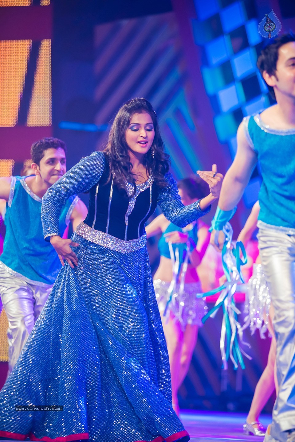 Stars at SIIMA 2013 Awards 02 - 99 / 204 photos