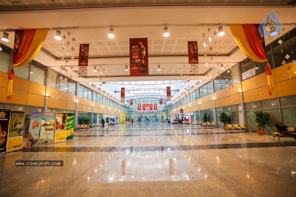 Stars at SIIMA 2013 Awards 01 - 24 / 100 photos