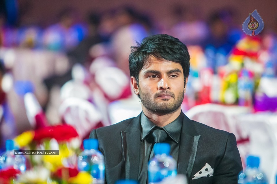 Stars at SIIMA 2013 Awards 01 - 26 / 100 photos
