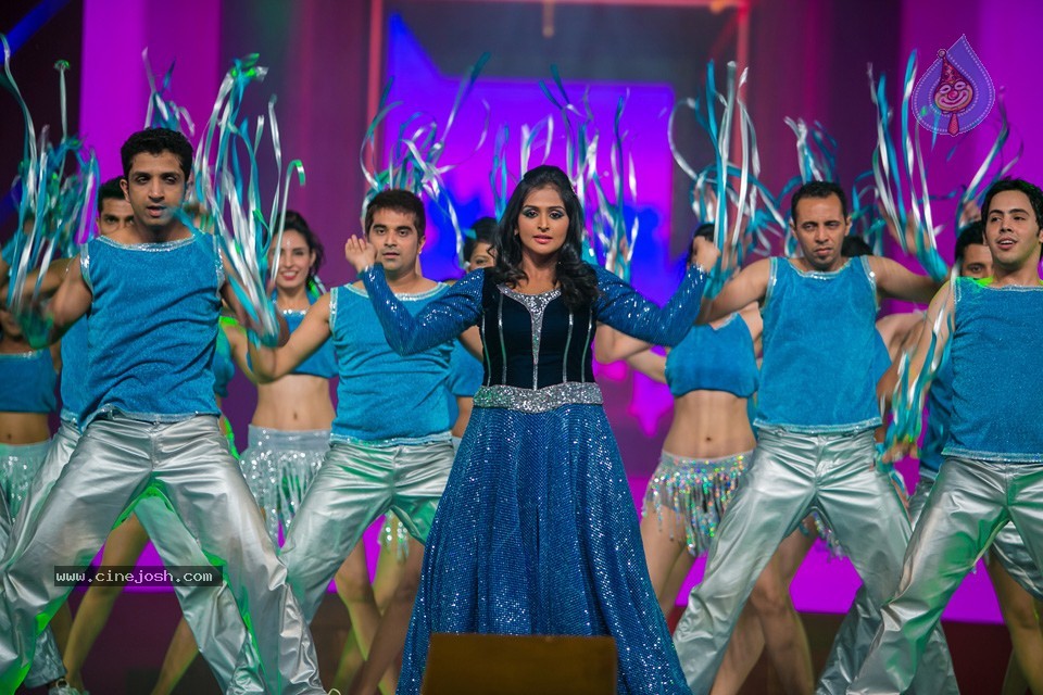 Stars at SIIMA 2013 Awards 01 - 30 / 100 photos