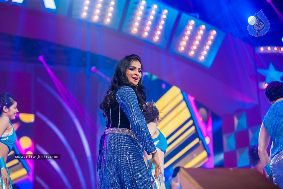 Stars at SIIMA 2013 Awards 01 - 31 / 100 photos