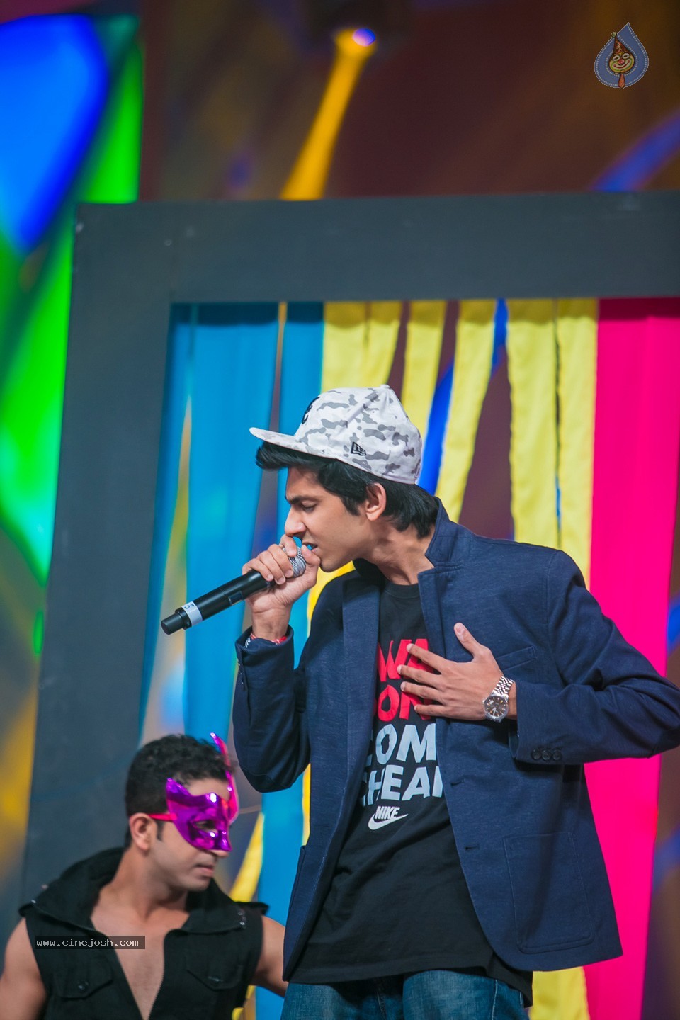 Stars at SIIMA 2013 Awards 01 - 40 / 100 photos