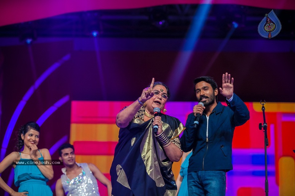 Stars at SIIMA 2013 Awards 01 - 60 / 100 photos