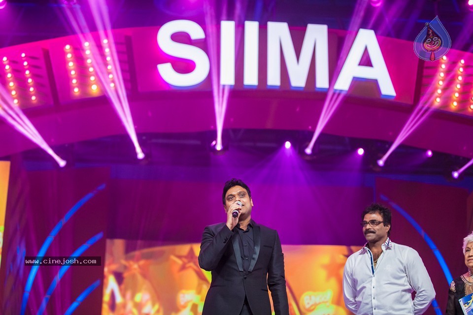 Stars at SIIMA 2013 Awards 01 - 61 / 100 photos