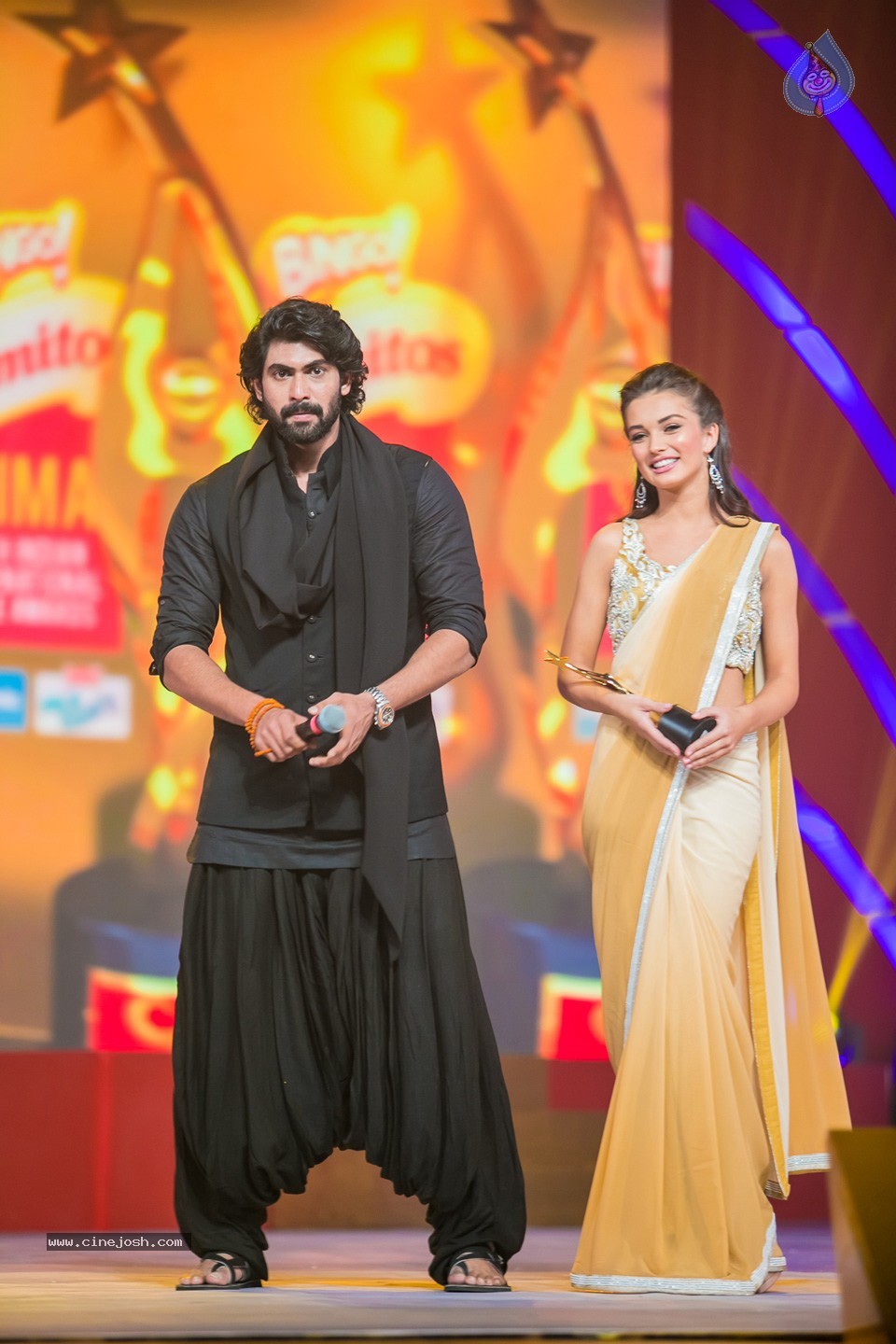 Stars at SIIMA 2013 Awards 01 - 76 / 100 photos