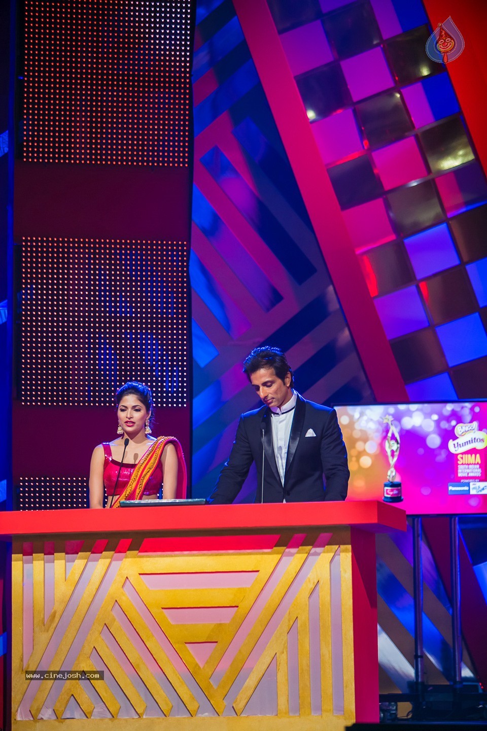 Stars at SIIMA 2013 Awards 01 - 79 / 100 photos