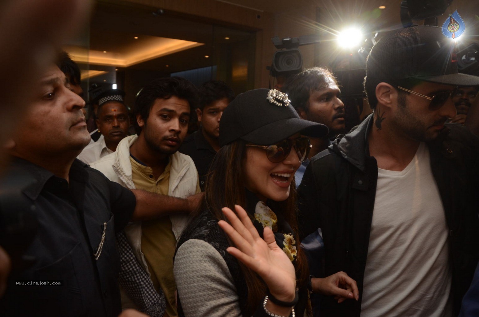 Sunny Leone Arrives Hyd for New Year Bash - 5 / 51 photos