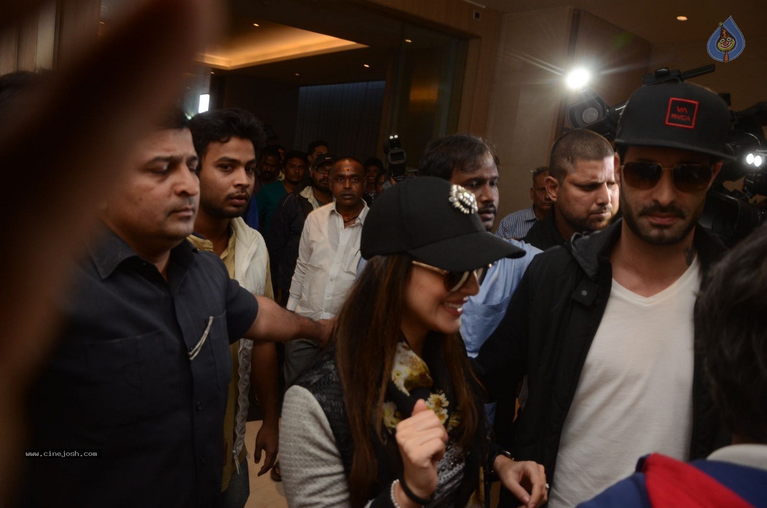 Sunny Leone Arrives Hyd for New Year Bash - 17 / 51 photos